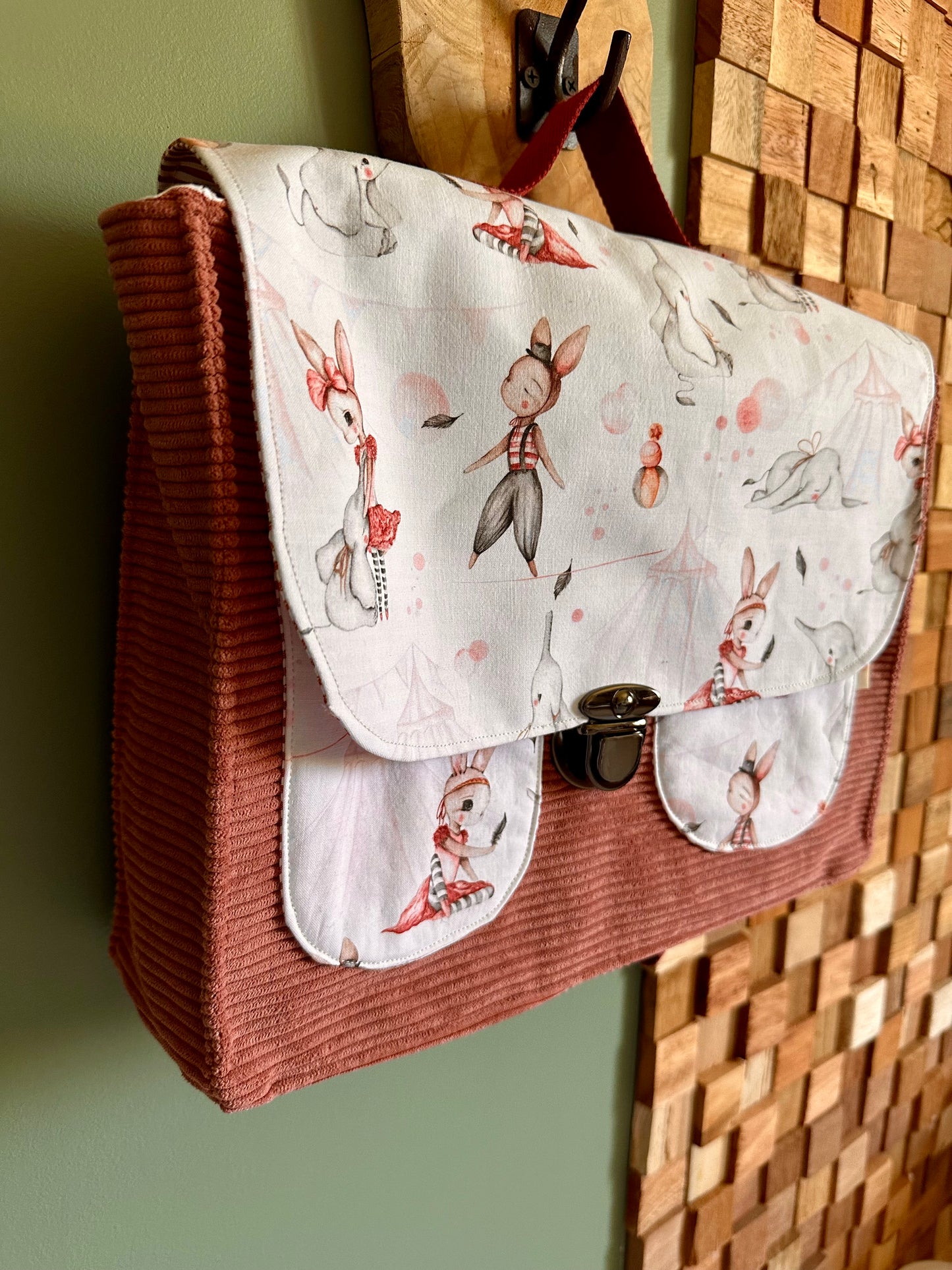 Cartable maternelle vintage lapin plume rose – Pièce unique fait main (3-5 ans)