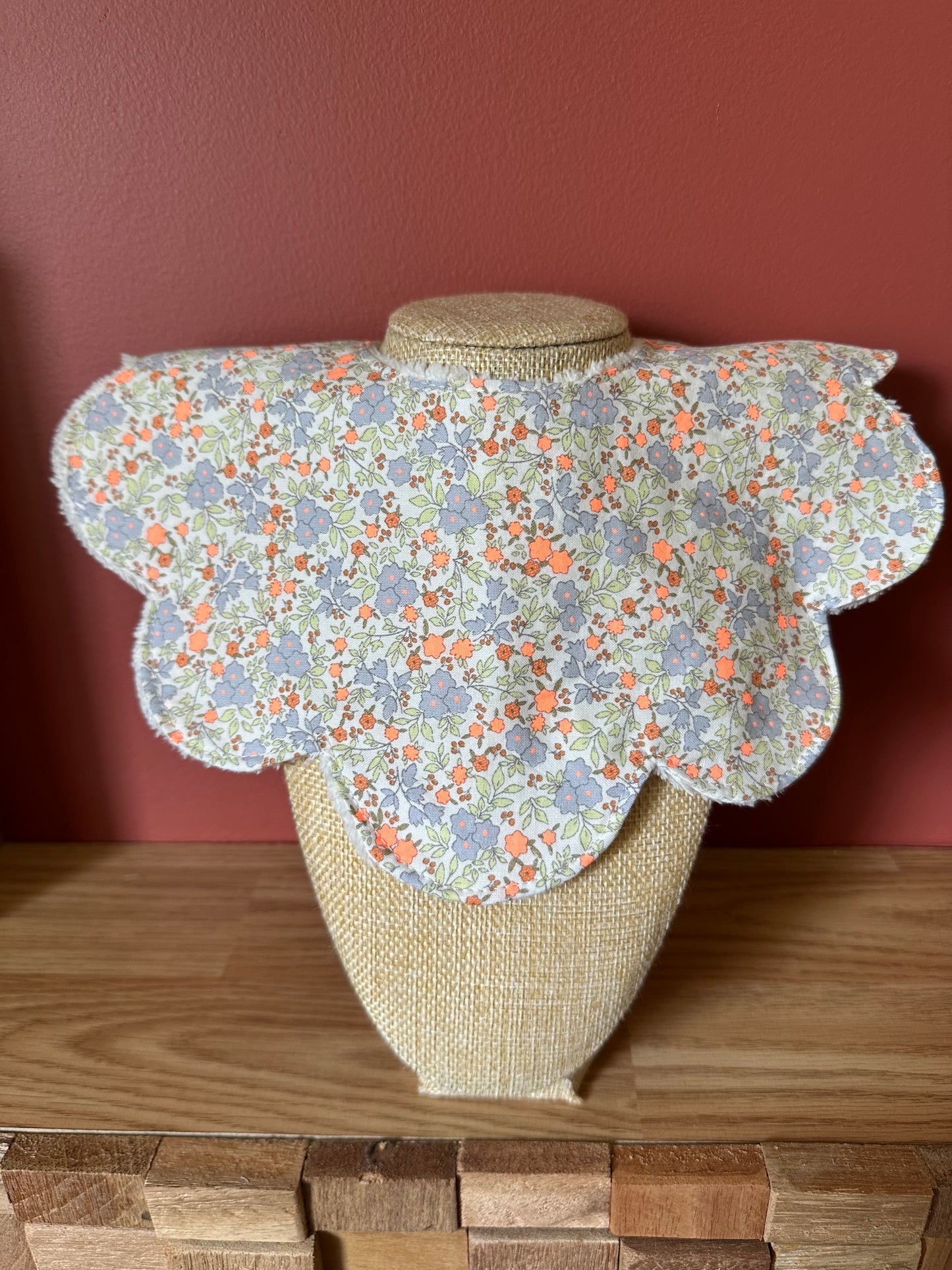 Bavoir bébé fleur – Tissu éponge bambou & motif fleur orange