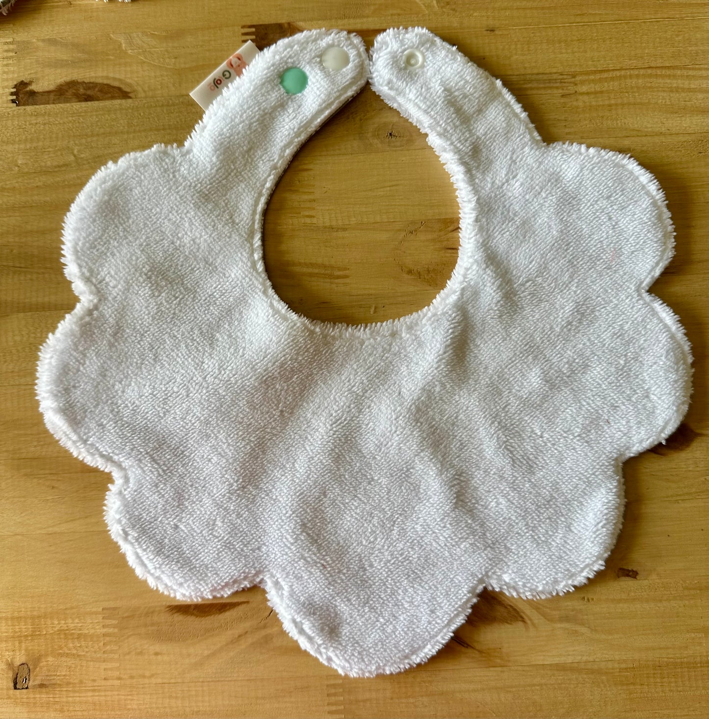 Bavoir bébé fleur – Tissu éponge bambou & motif fleur Romarin