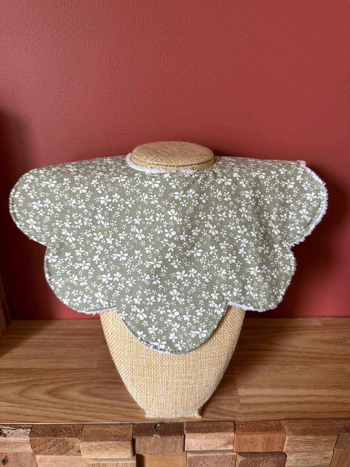 Bavoir bébé fleur – Tissu éponge bambou & motif fleur Romarin