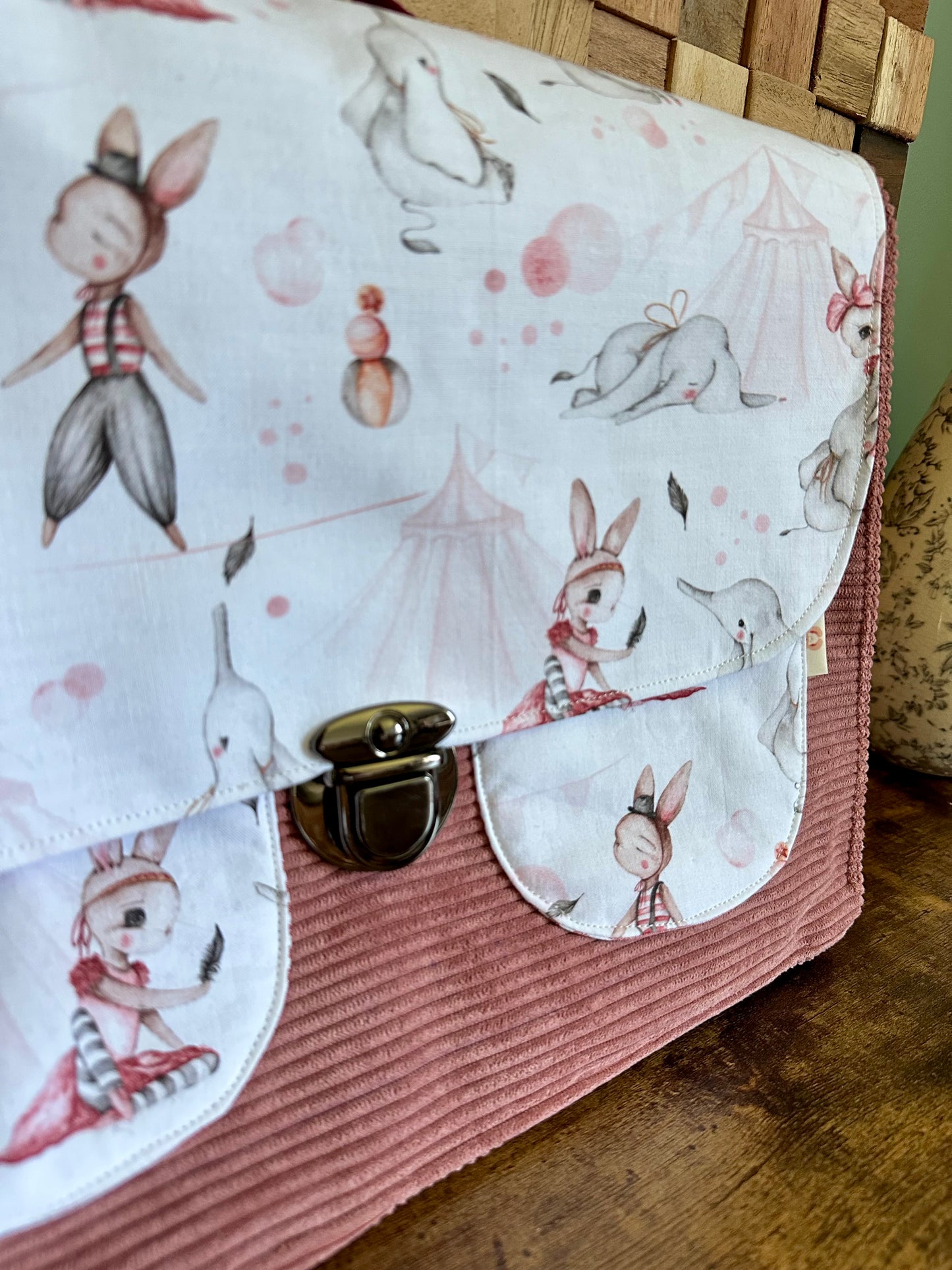 Cartable maternelle vintage lapin plume rose – Pièce unique fait main (3-5 ans)