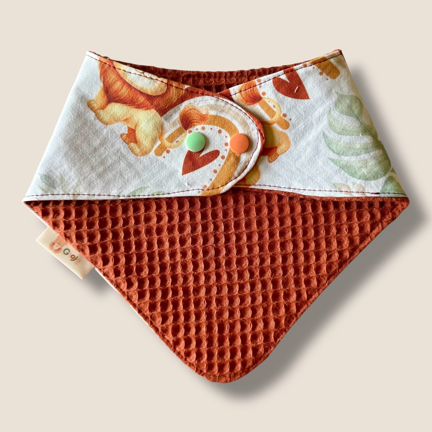 Bavoir bandana réversible lion-terracotta – Pratique, stylé et évolutif