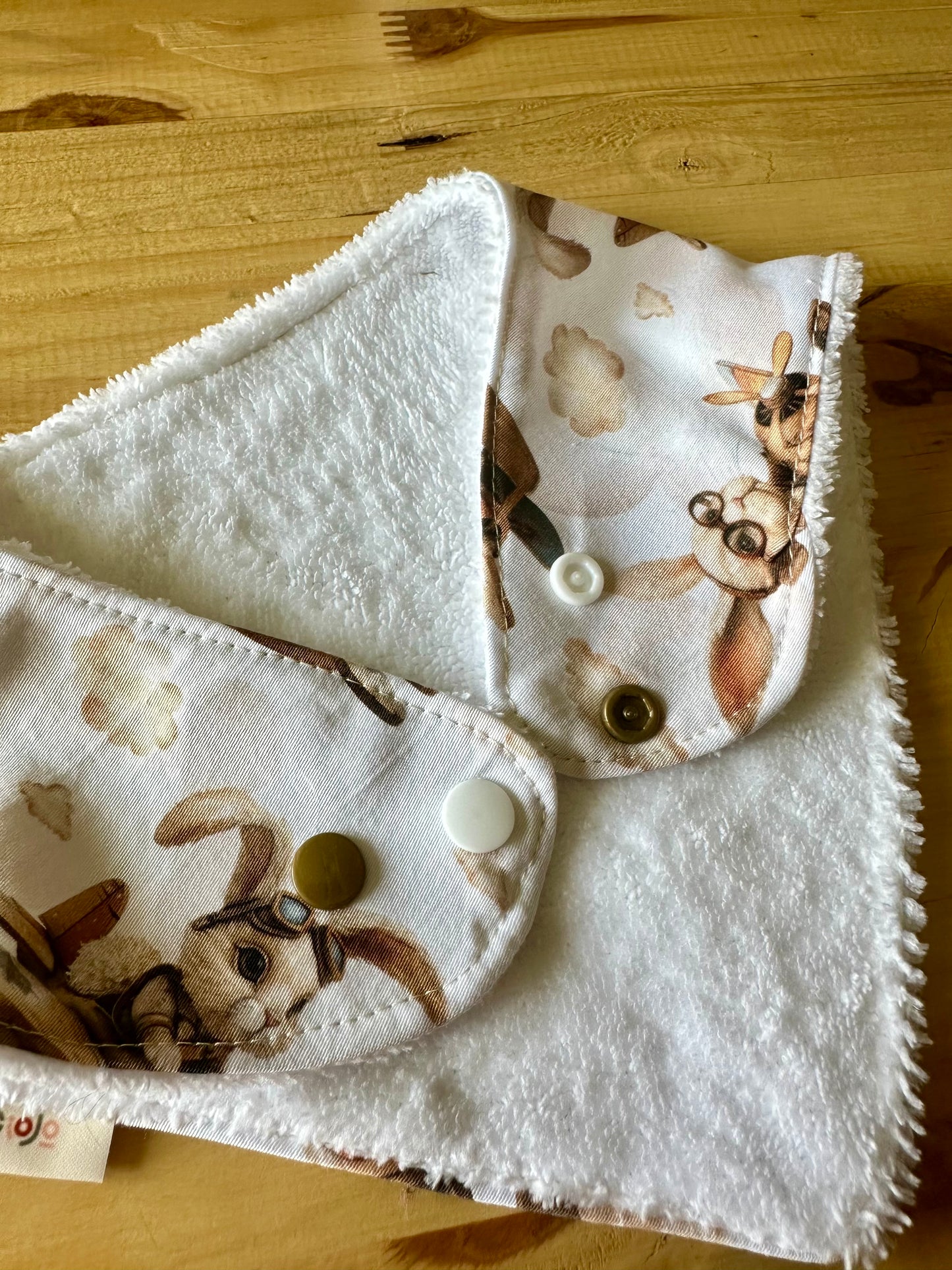 Bavoir bandana réversible lapin aviateur marron – Pratique, stylé et évolutif