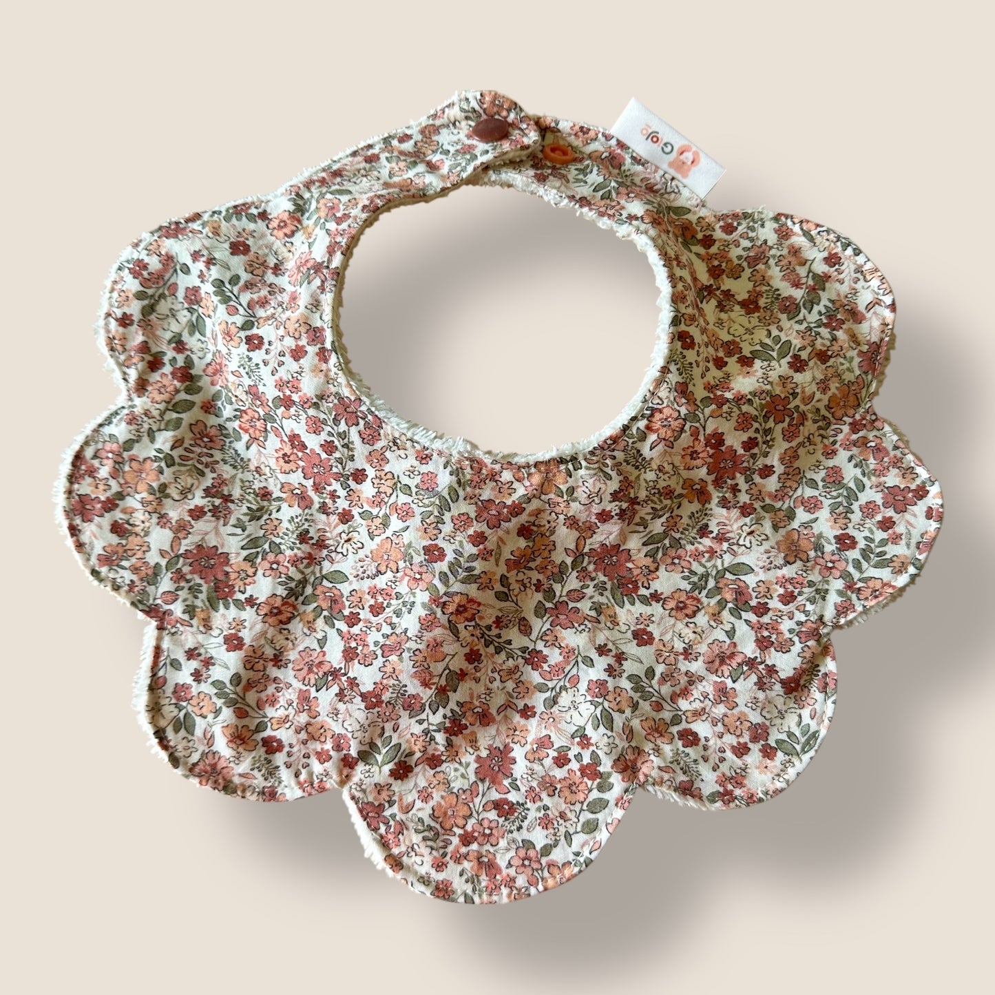 Bavoir bébé fleur – Tissu éponge bambou & motif fleur terracotta