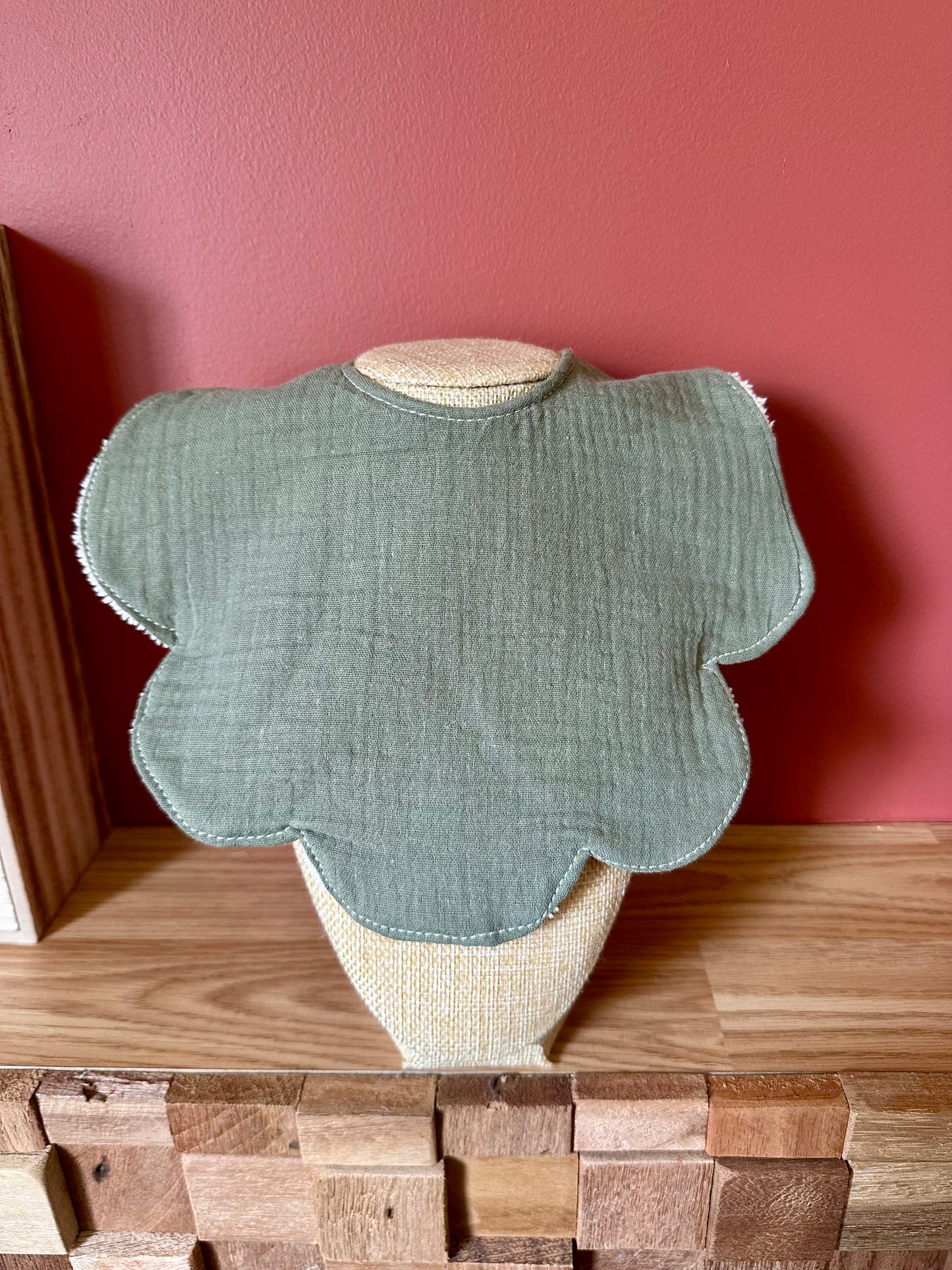 Bavoir bébé nuage – Gaze de coton vert-romarin & éponge bambou