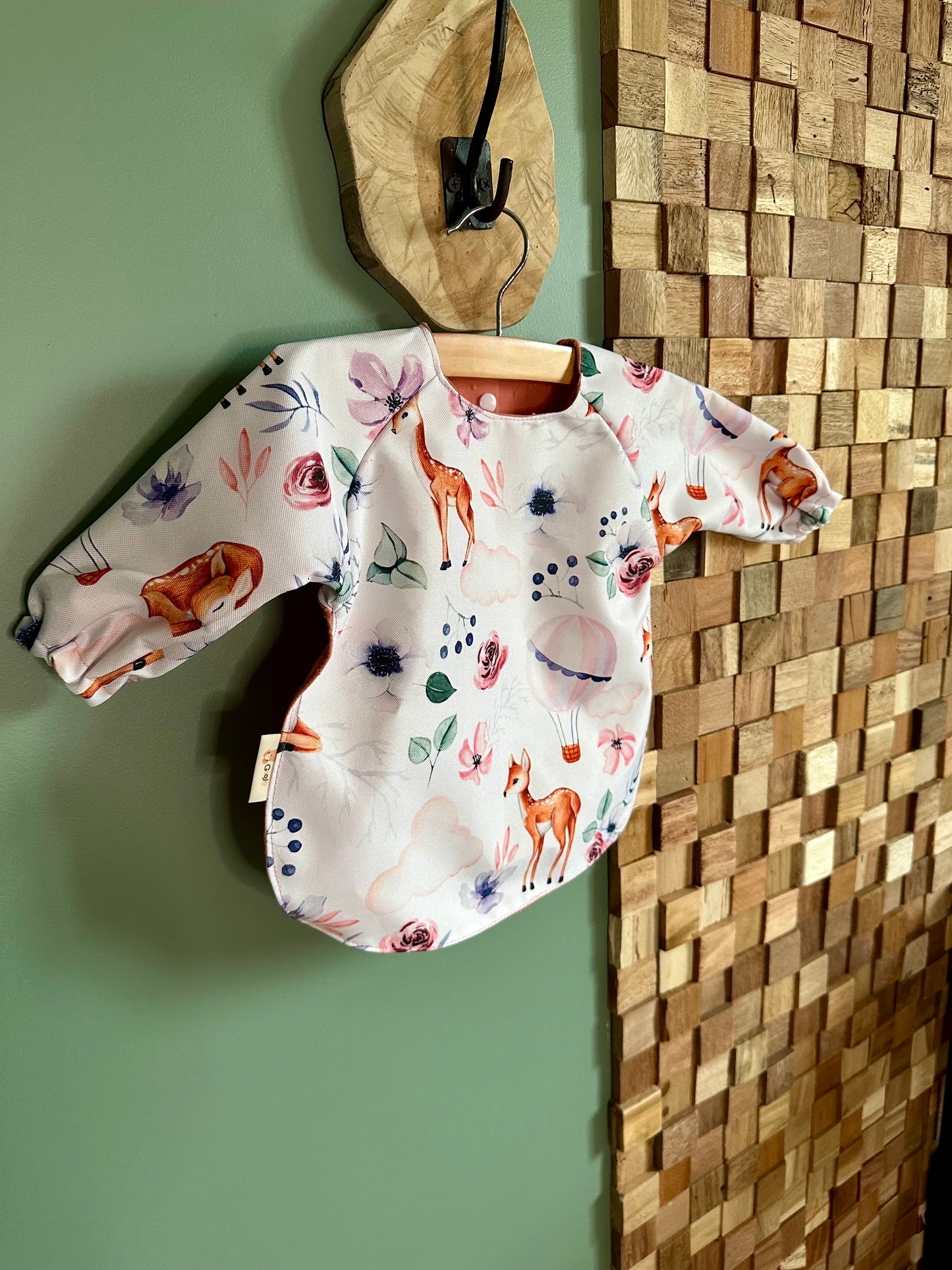 Bavoir bébé à manches imperméable biche rose – Pour les repas et les activités créatives