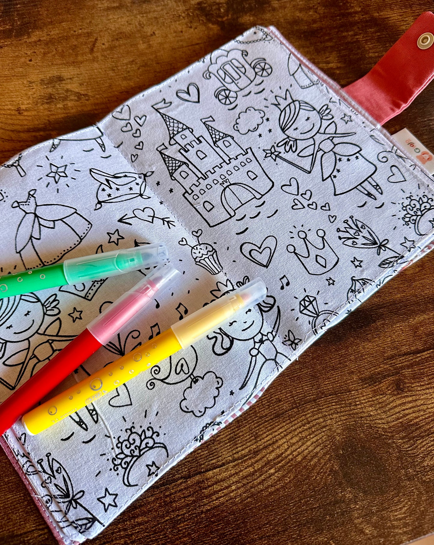 Cahier de coloriage Licorne Rouge