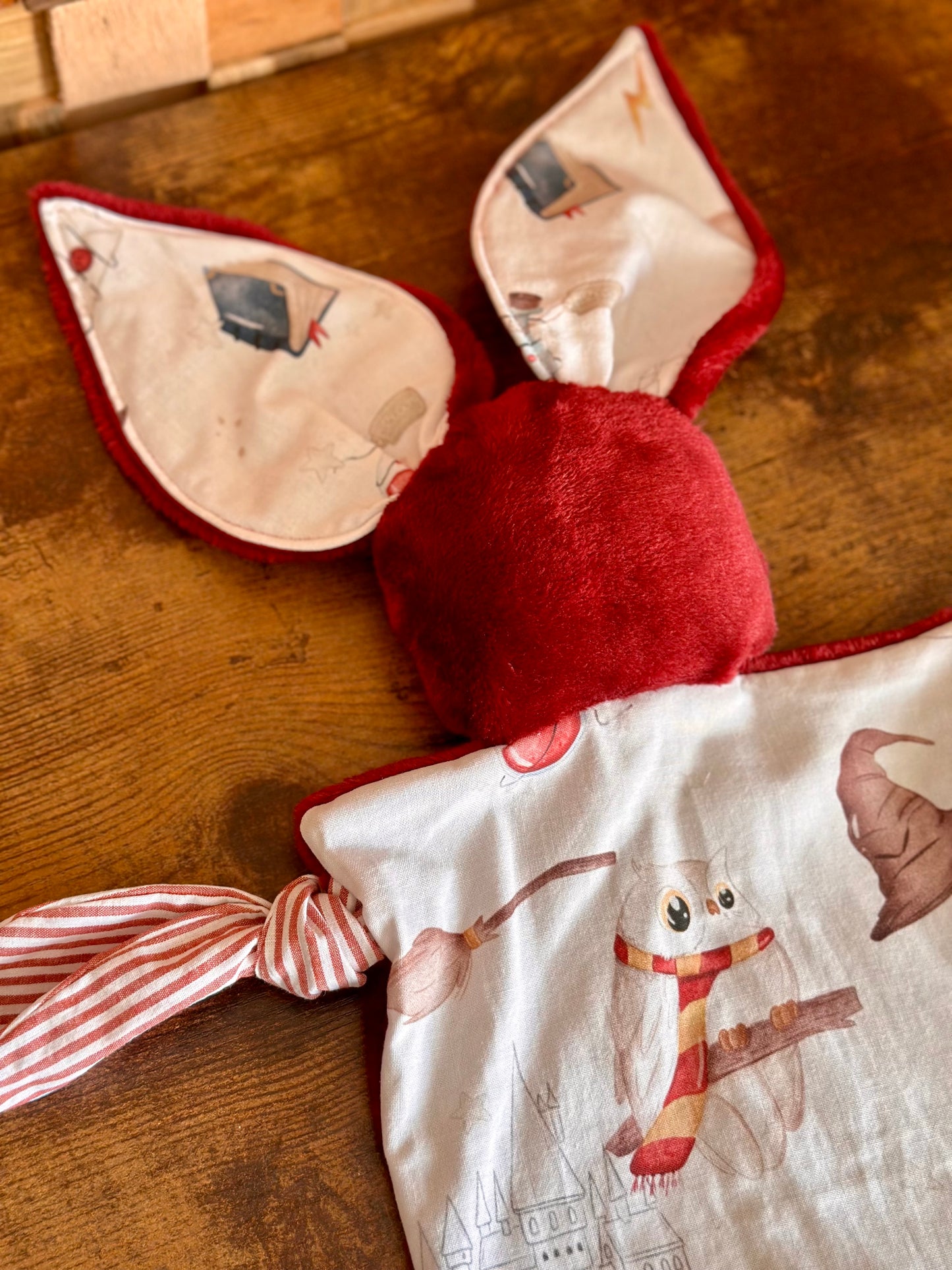Doudous Voili & Voilou Monde magique rouge – Compagnons faits main pour petits aventuriers