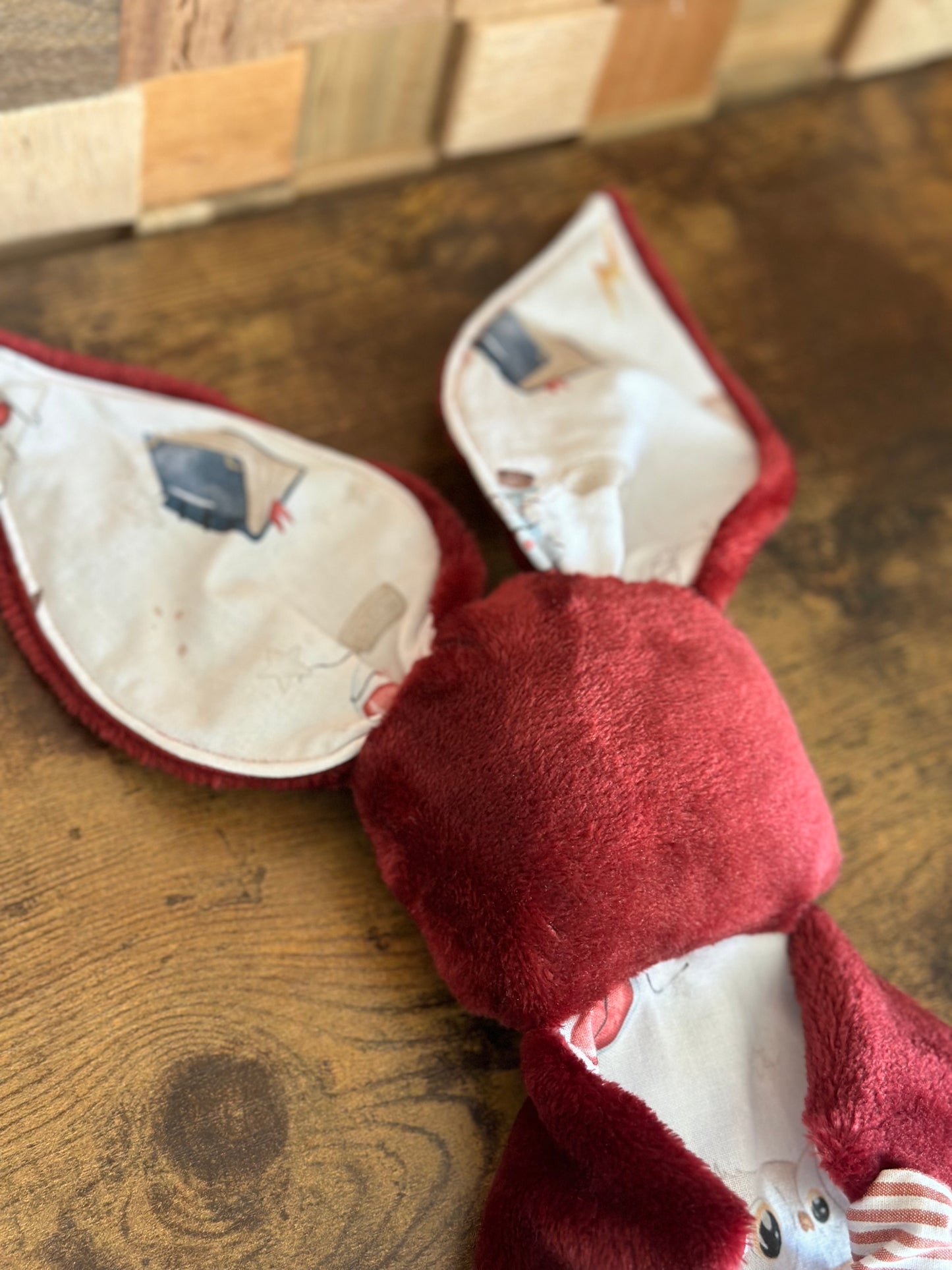 Doudous Voili & Voilou Monde magique rouge – Compagnons faits main pour petits aventuriers