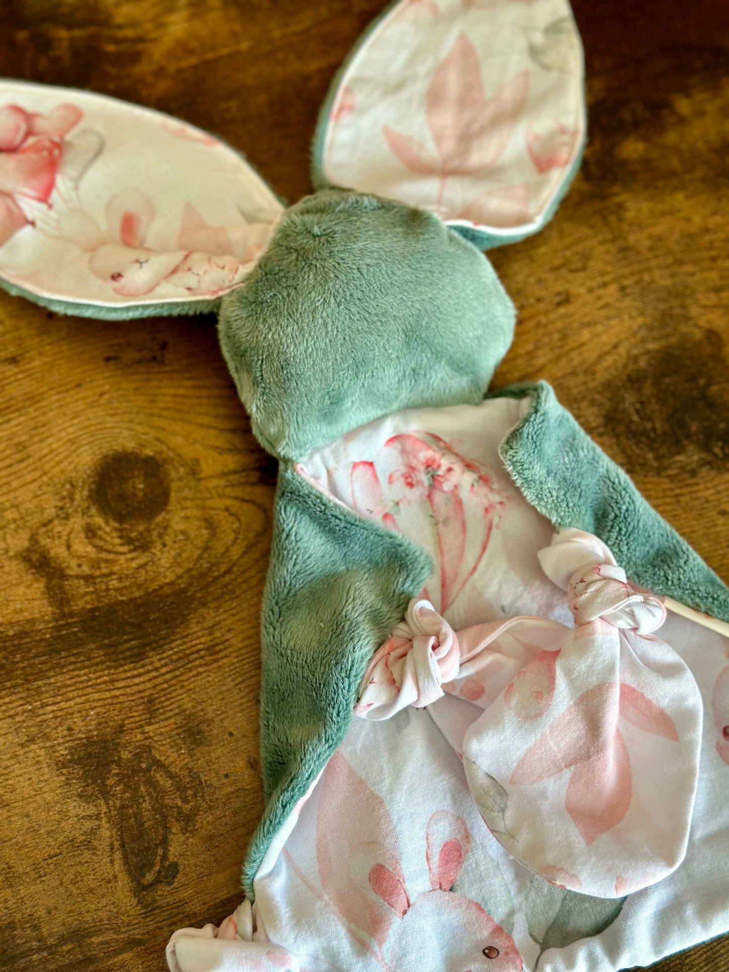 Doudous Voili & Voilou Lapin rose et vert – Compagnons faits main pour petits aventuriers