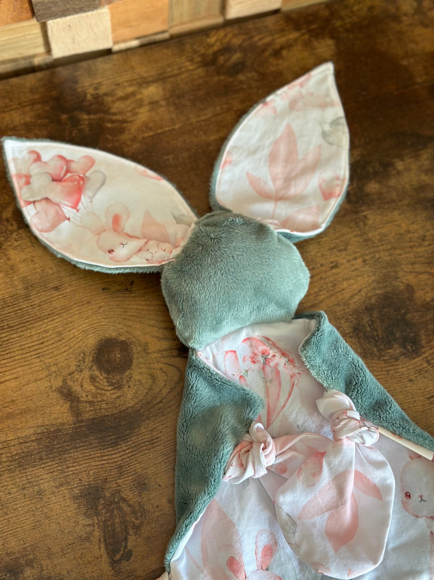 Doudous Voili & Voilou Lapin rose et vert – Compagnons faits main pour petits aventuriers