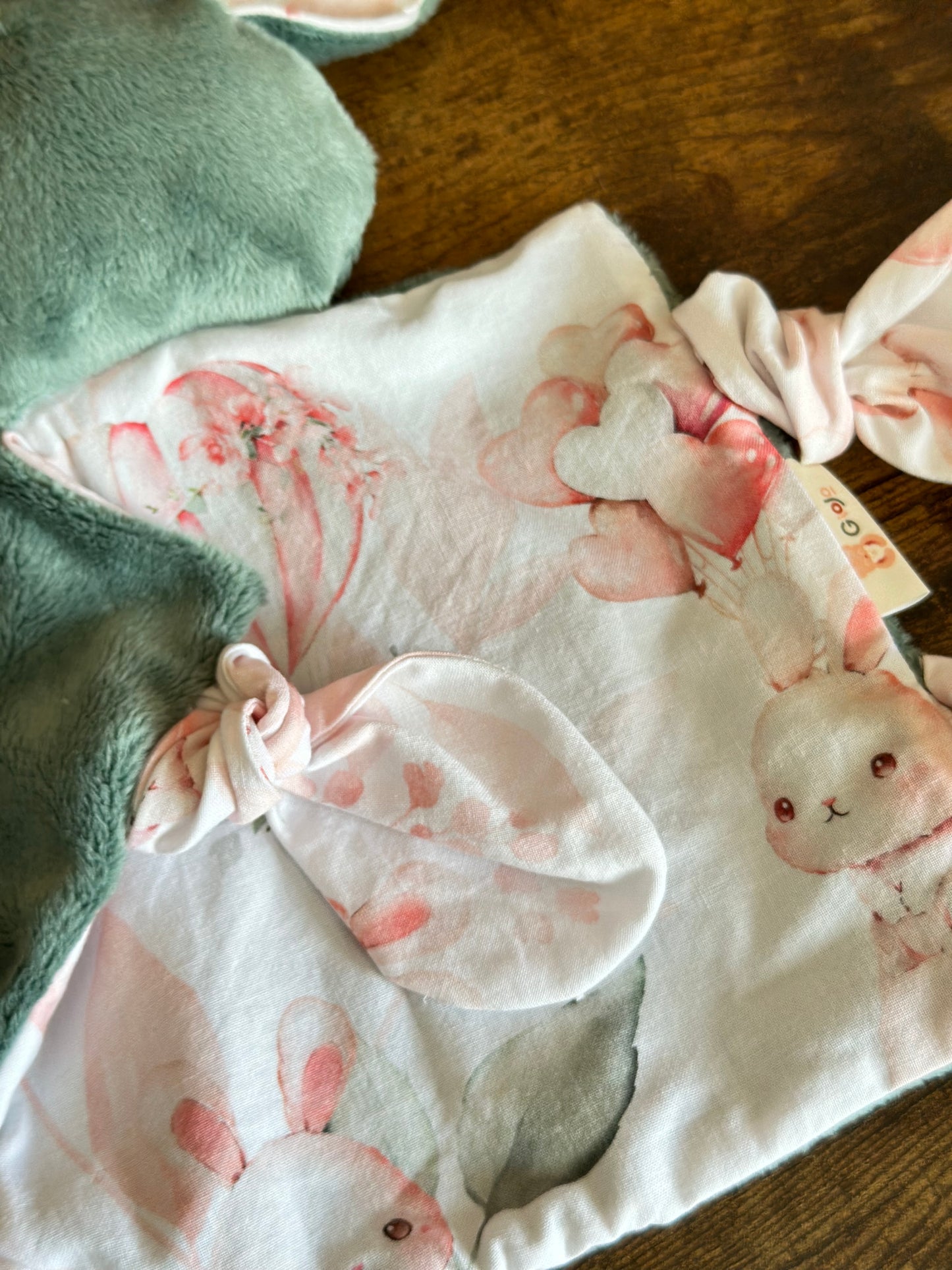 Doudous Voili & Voilou Lapin rose et vert – Compagnons faits main pour petits aventuriers