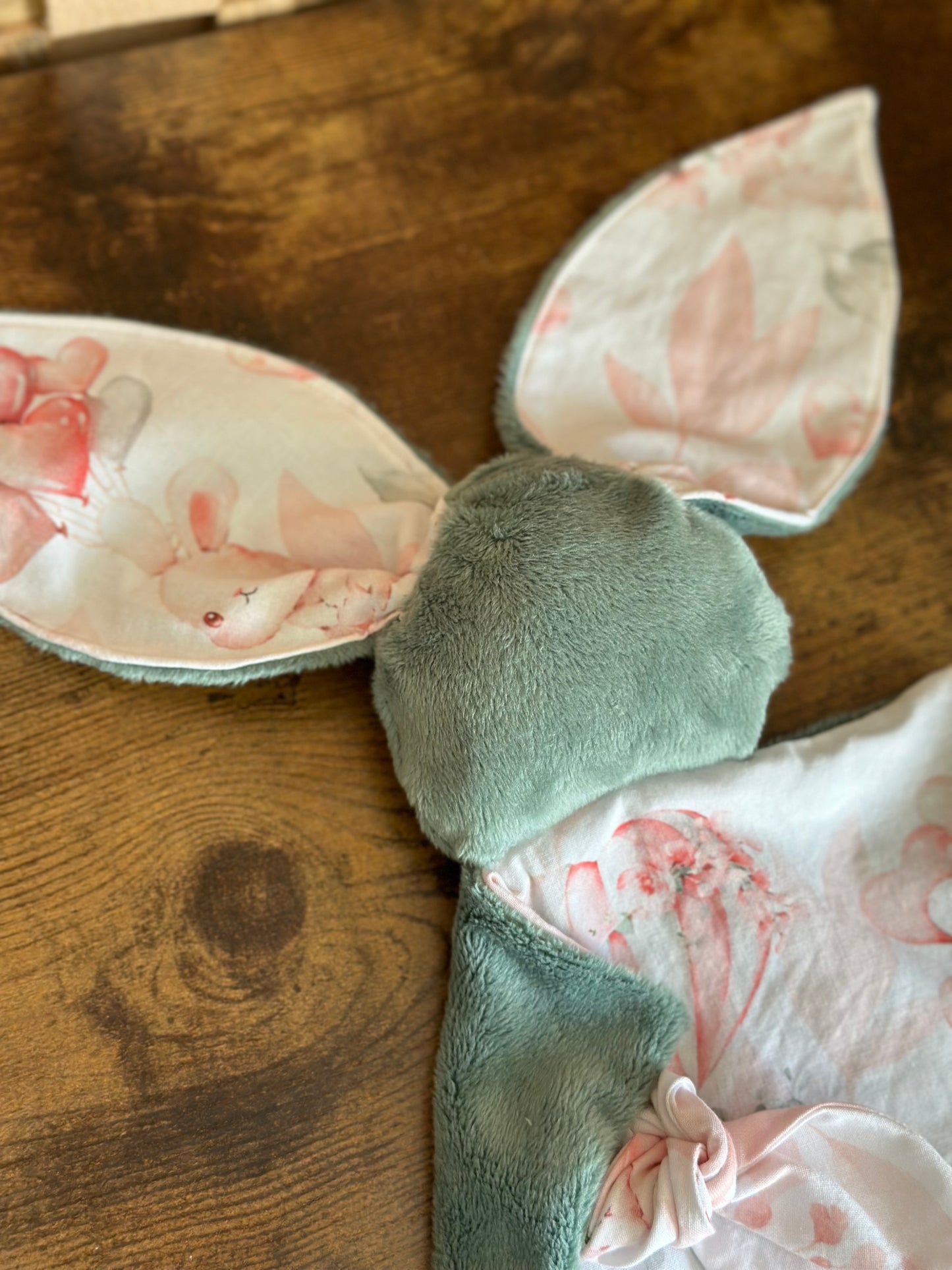 Doudous Voili & Voilou Lapin rose et vert – Compagnons faits main pour petits aventuriers