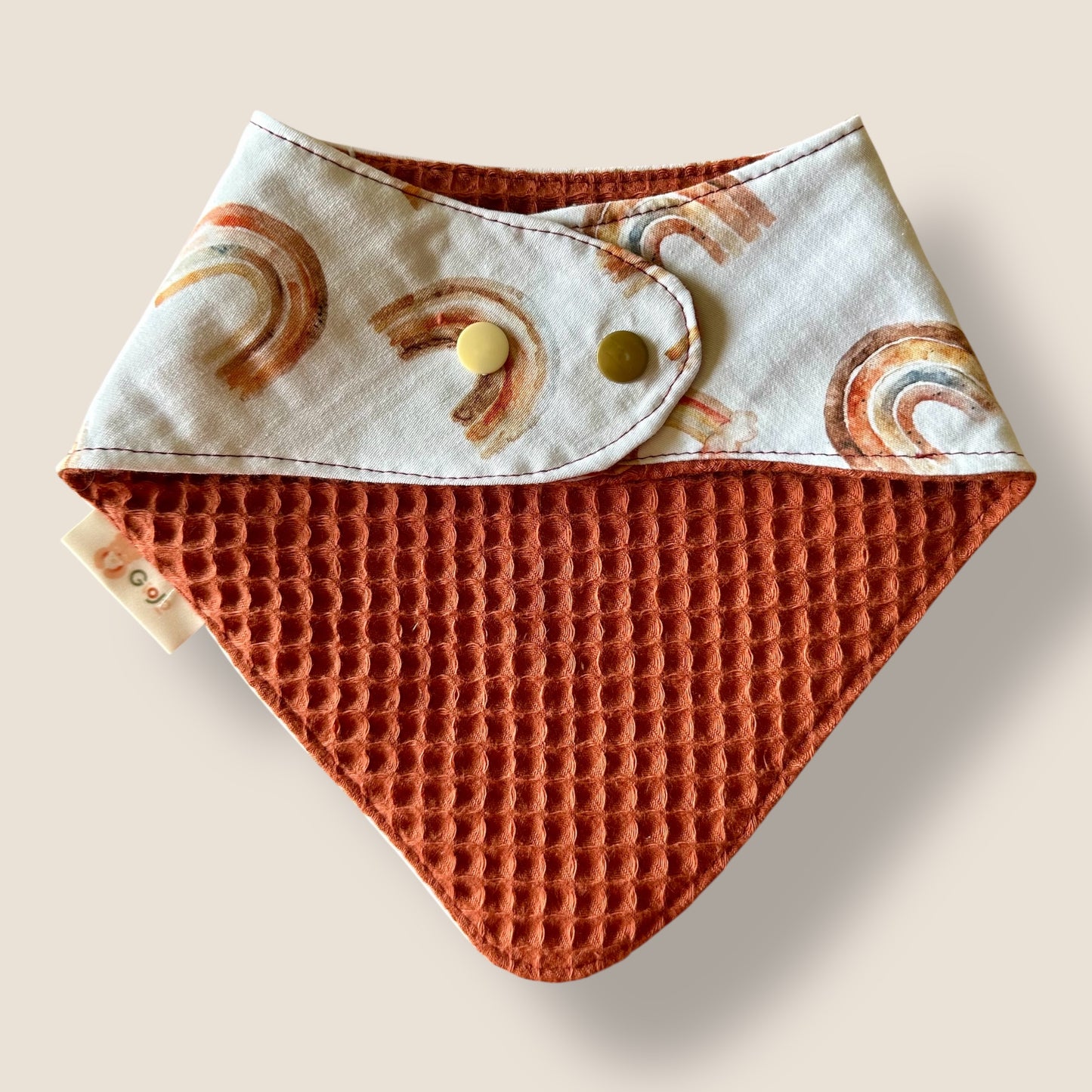 Bavoir bandana réversible Arc-en-ciel terracotta– Pratique, stylé et évolutif