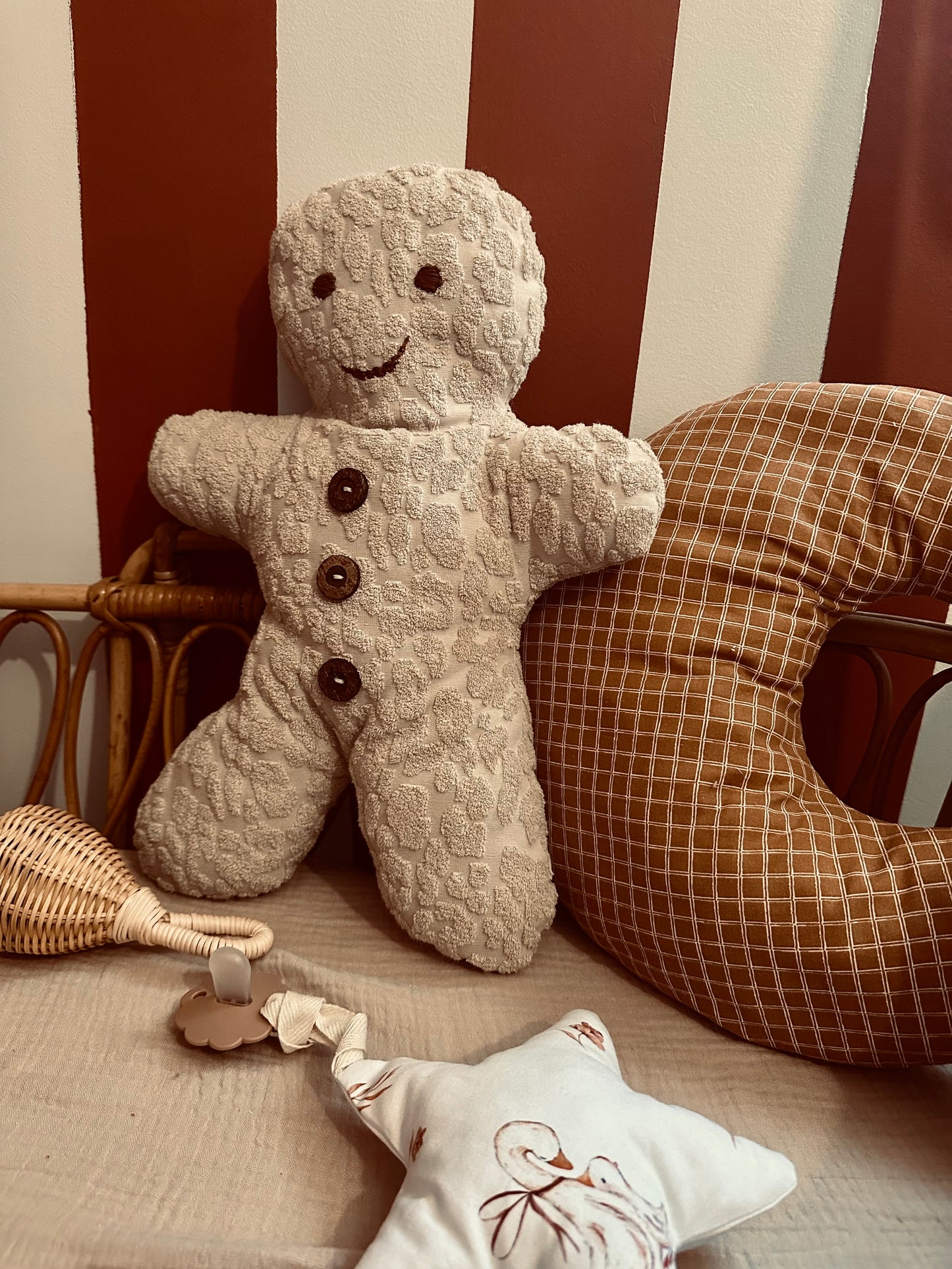 Coussin décoratif Bonhomme Pain d’Épices – Collection Magie d’Hiver | Déco Noël