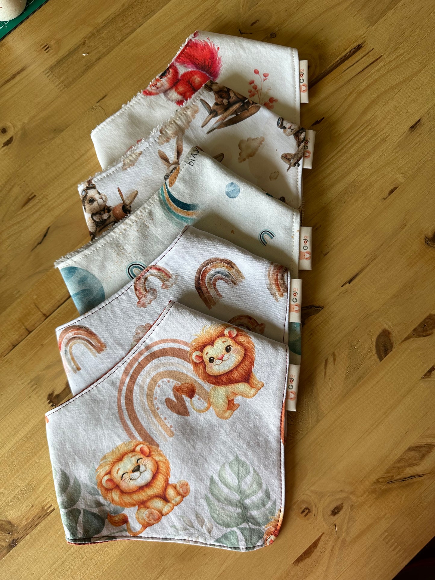 Bavoir bandana réversible écureuil rouge  – Pratique, stylé et évolutif