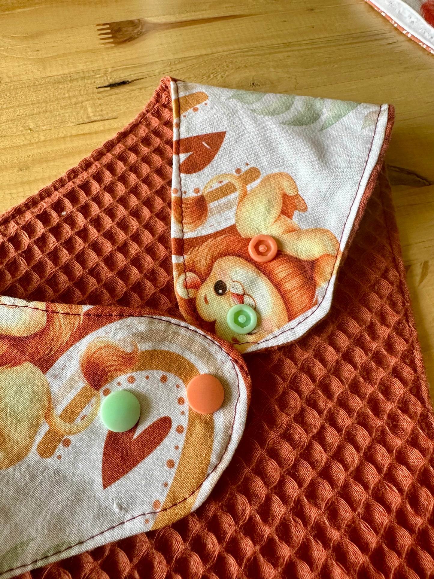 Bavoir bandana réversible lion-terracotta  – Pratique, stylé et évolutif