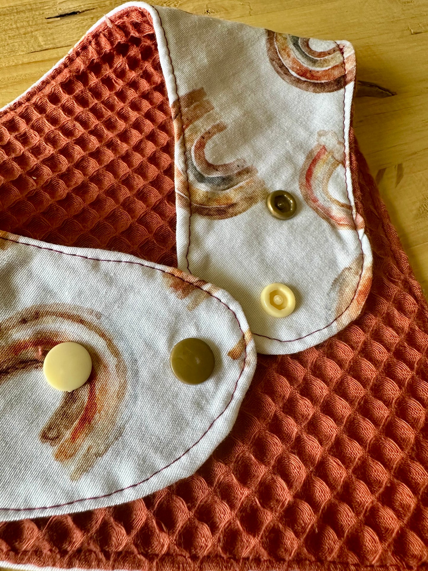 Bavoir bandana réversible Arc-en-ciel terracotta– Pratique, stylé et évolutif