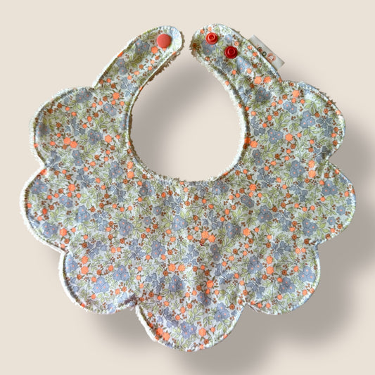 Bavoir bébé fleur – Tissu éponge bambou & motif fleur orange