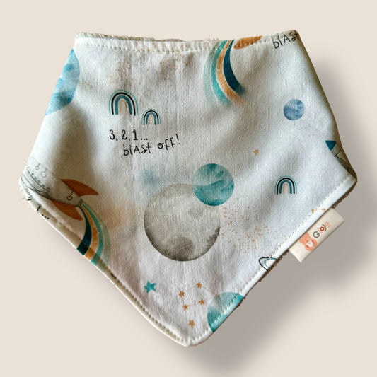 Bavoir bandana réversible Univers bleu– Pratique, stylé et évolutif