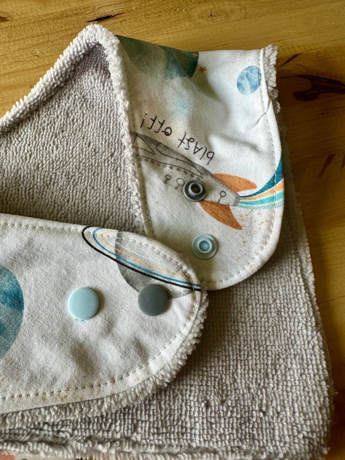 Bavoir bandana réversible Univers bleu– Pratique, stylé et évolutif