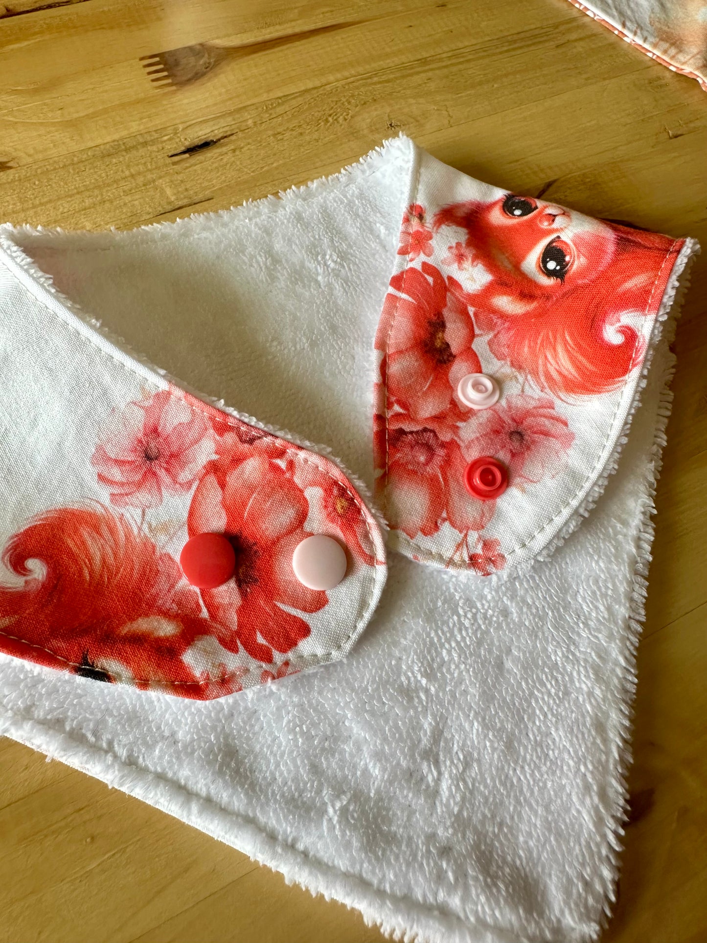 Bavoir bandana réversible écureuil rouge  – Pratique, stylé et évolutif