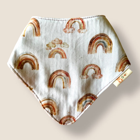 Bavoir bandana réversible Arc-en-ciel terracotta– Pratique, stylé et évolutif