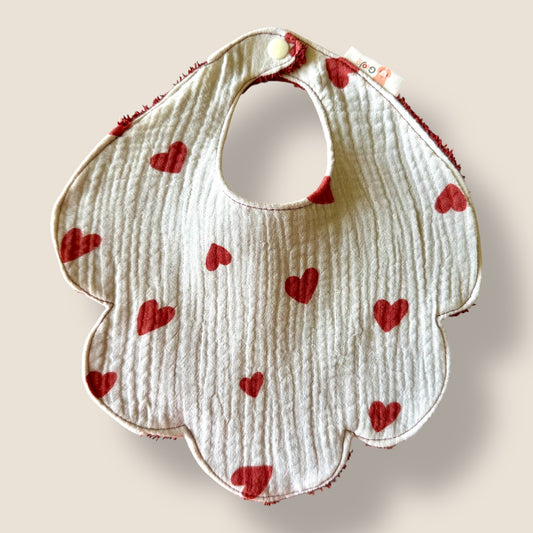 Bavoir bébé nuage – Gaze de coton crème et cœur rouge   & éponge bambou