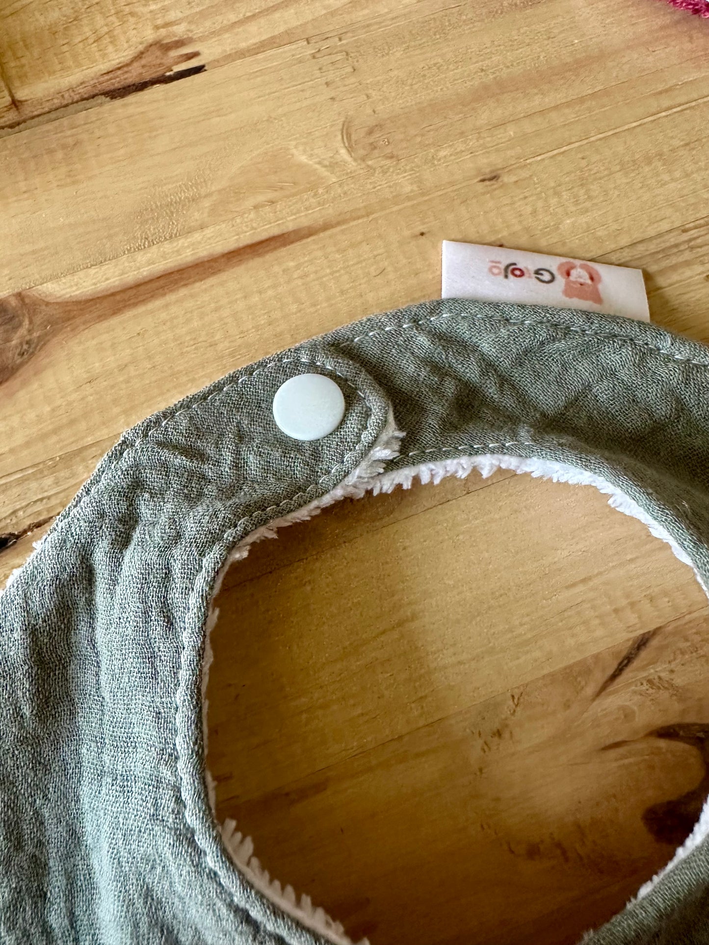 Bavoir bébé nuage – Gaze de coton vert-romarin  & éponge bambou