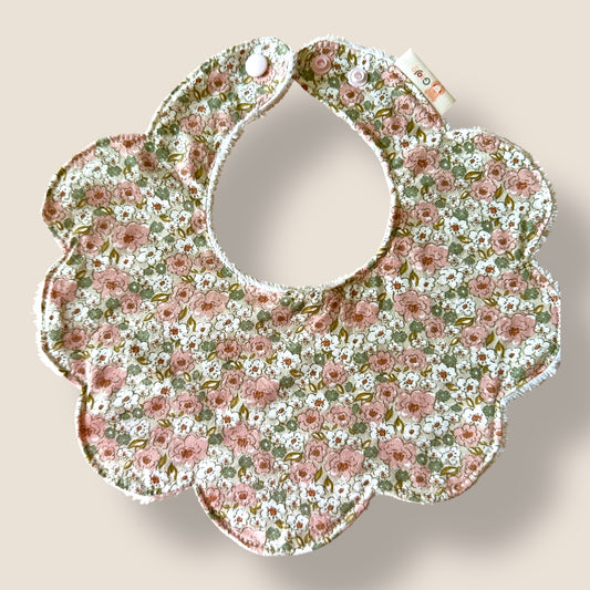 Bavoir bébé fleur – Tissu éponge bambou & motif fleur rose
