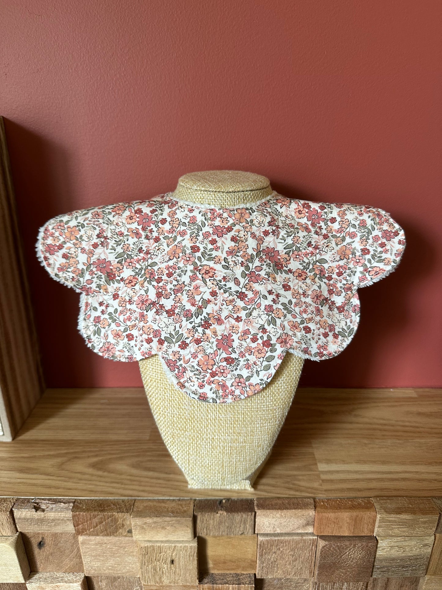 Bavoir bébé fleur – Tissu éponge bambou & motif fleur terracotta
