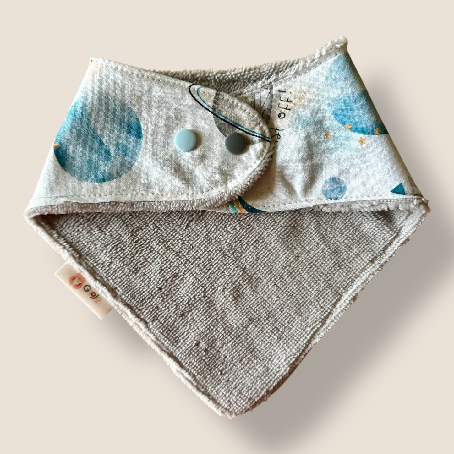 Bavoir bandana réversible Univers bleu– Pratique, stylé et évolutif