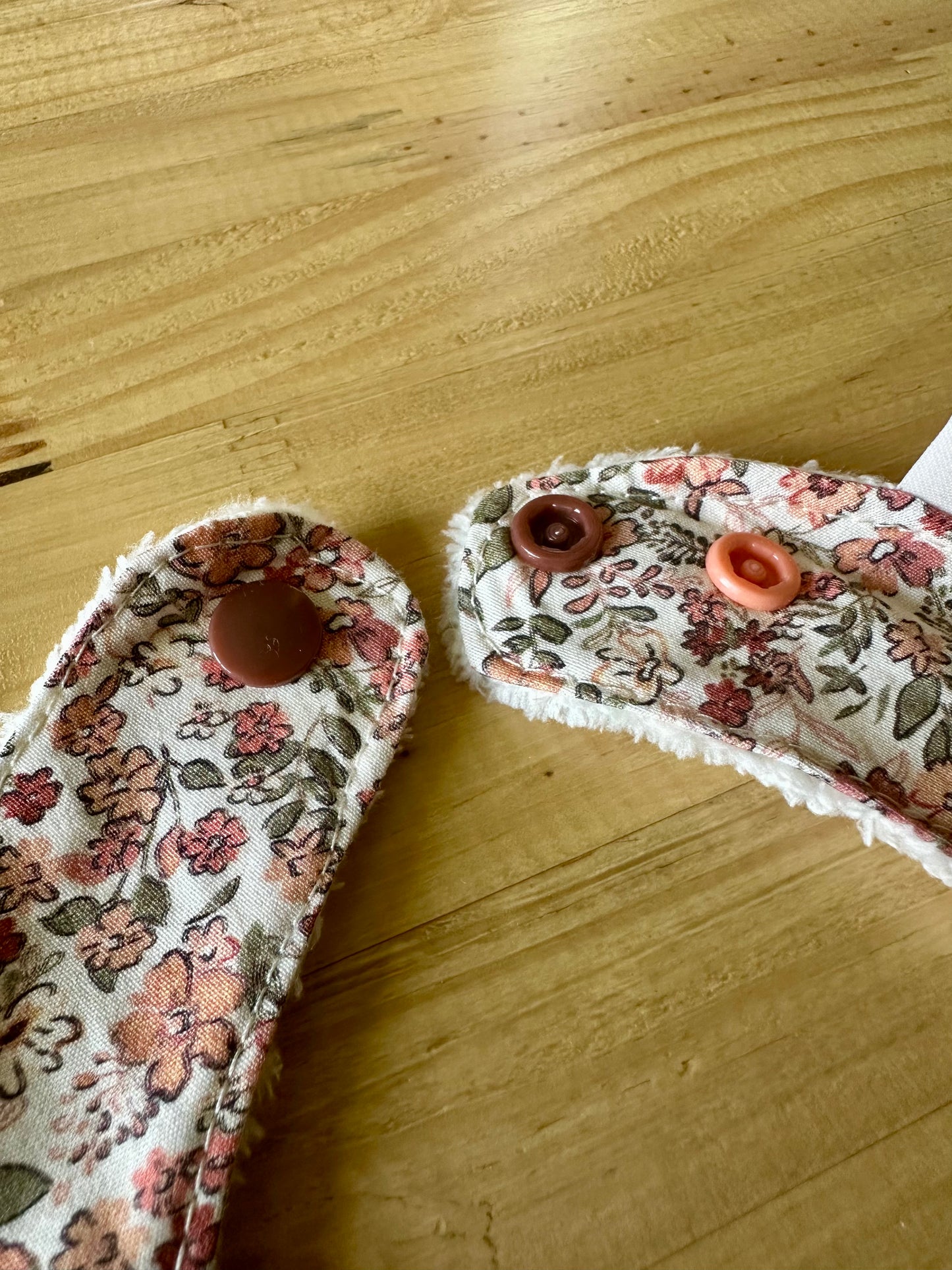 Bavoir bébé fleur – Tissu éponge bambou & motif fleur terracotta