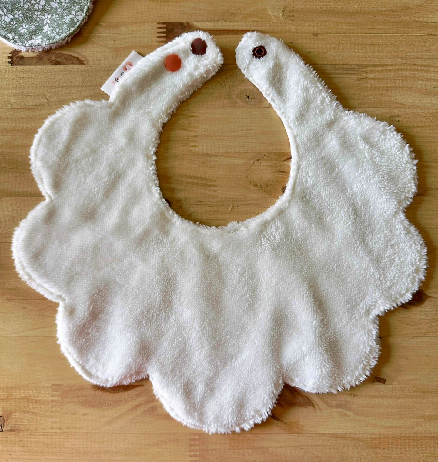 Bavoir bébé fleur – Tissu éponge bambou & motif fleur terracotta